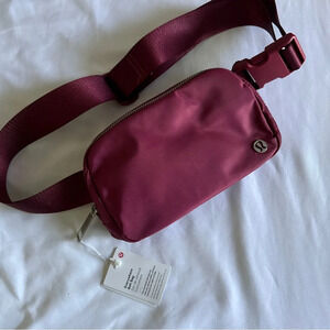 🆕🍷 OG Lululemon Everywhere Belt Bag - Mulled Wine